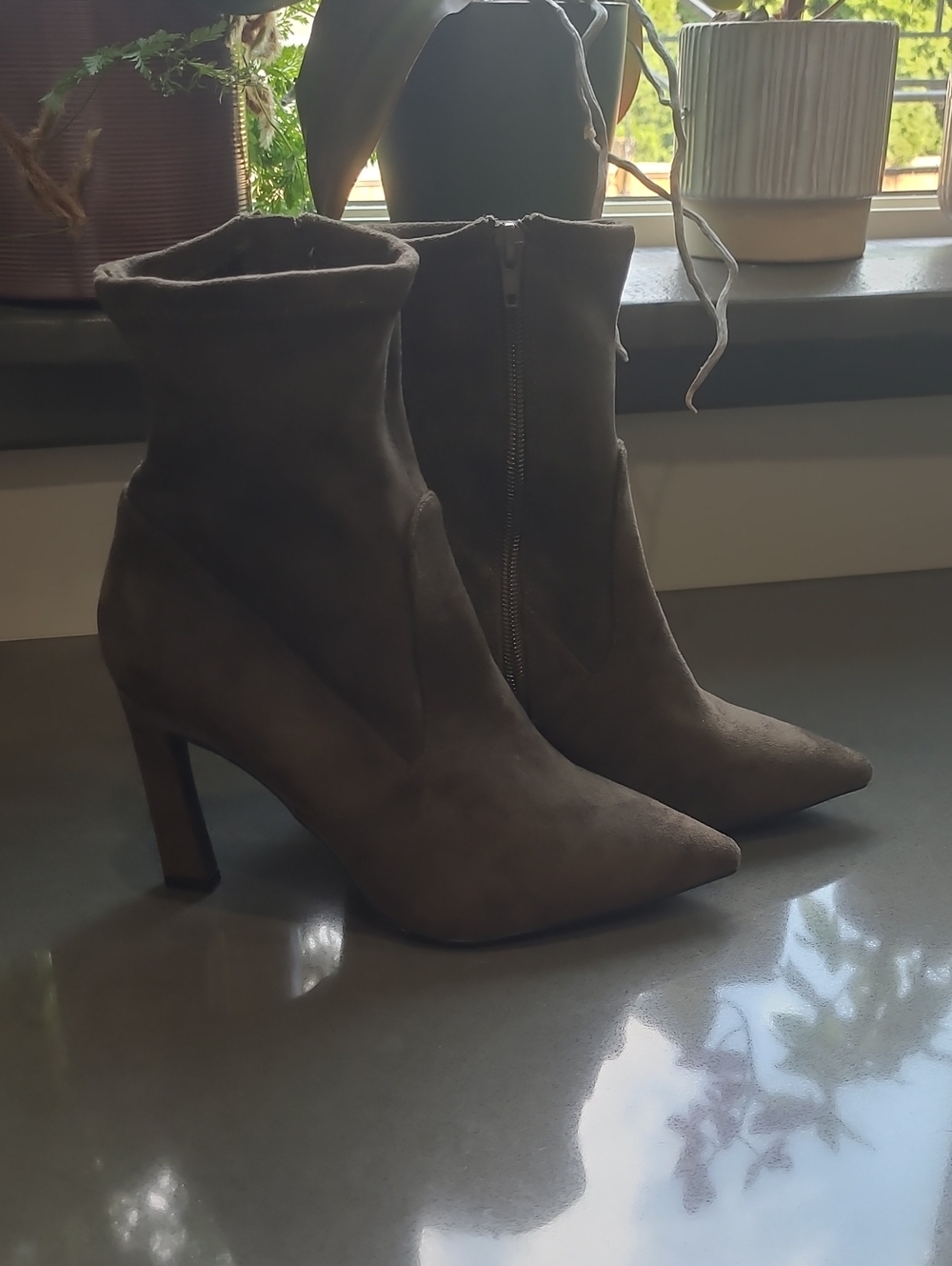 Le Chateau Faux Suede Booties. Size 38 (7.5-8)
